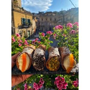 Cannoli con set completo di ricotta