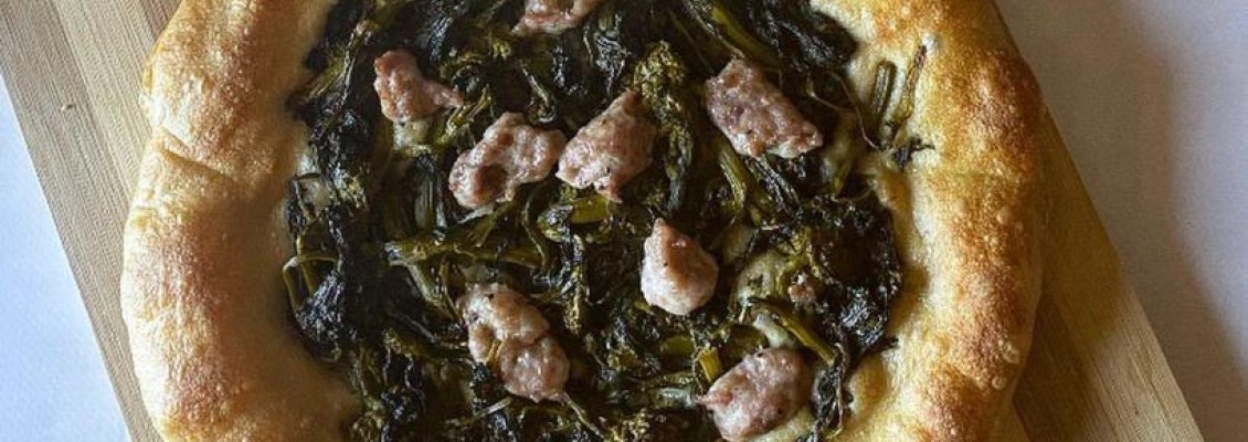 Pizza con grani siciliani antichi, salsiccia e friarielli