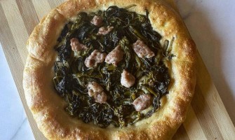 Pizza con grani siciliani antichi, salsiccia e friarielli