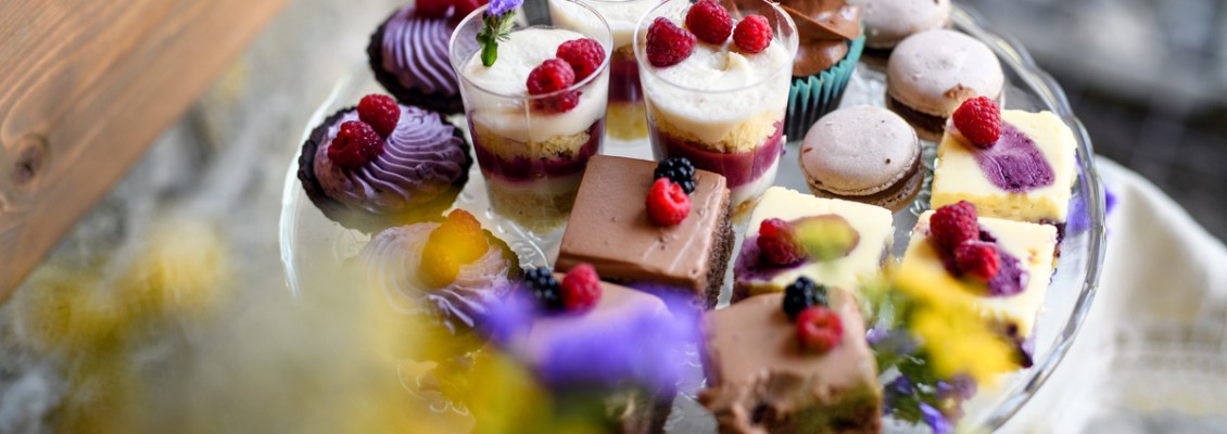 Dolci mignon estivi per comporre un vassoio elegante e fresco