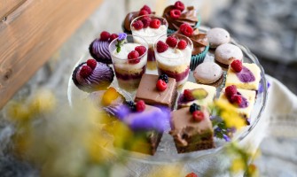 Dolci mignon estivi per comporre un vassoio elegante e fresco