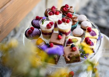 Dolci mignon estivi per comporre un vassoio elegante e fresco