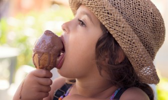 Gelato come merenda per i bambini in estate quando è una scelta intelligente