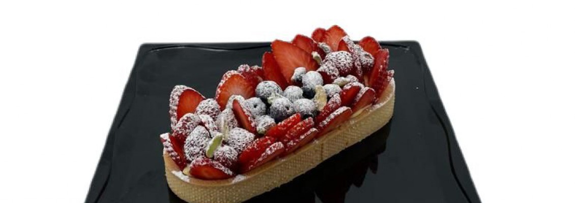 Barchette di pastafrolla senza glutine con crema pasticcera e purea di lamponi