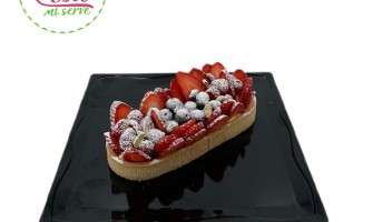 Barchette di pastafrolla senza glutine con crema pasticcera e purea di lamponi