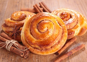 Cinnamon rolls fatti in casa: come ottenere spirali soffici, profumate e ben cotte
