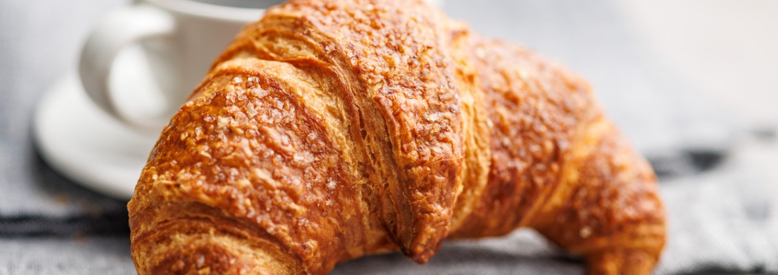 Croissant francesi: storia, sfogliatura e segreti del vero impasto al burro