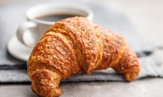Croissant francesi: storia, sfogliatura e segreti del vero impasto al burro