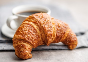 Croissant francesi: storia, sfogliatura e segreti del vero impasto al burro