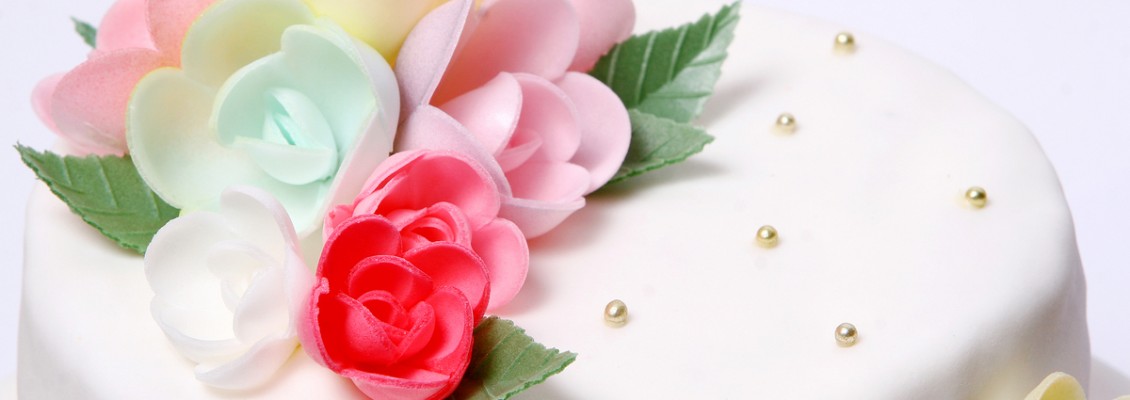 Decorazioni floreali per torte: come realizzare petali, fiori e foglie in pasta di zucchero