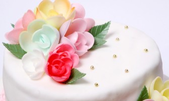 Decorazioni floreali per torte: come realizzare petali, fiori e foglie in pasta di zucchero