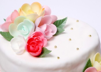 Decorazioni floreali per torte: come realizzare petali, fiori e foglie in pasta di zucchero