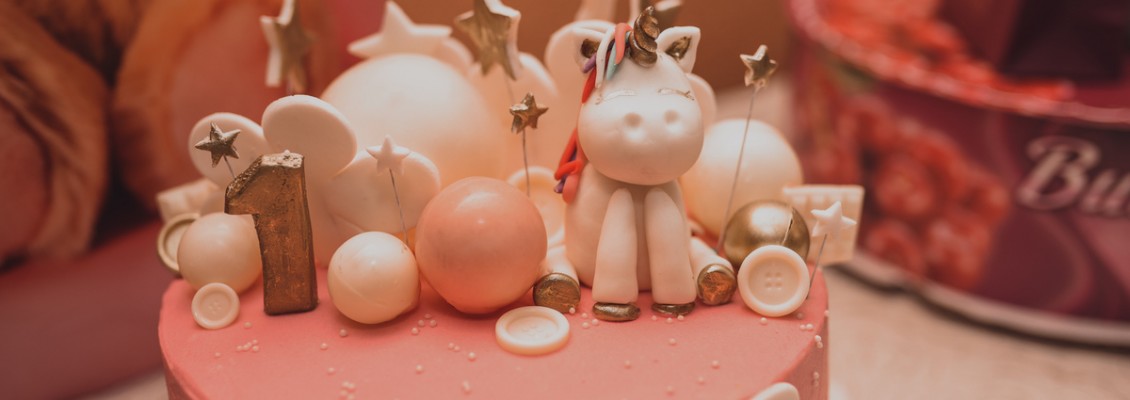 Decorazioni per torte tra tecniche e strumenti essenziali per principianti e professionisti