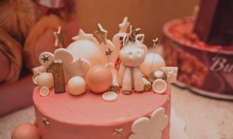 Decorazioni per torte tra tecniche e strumenti essenziali per principianti e professionisti