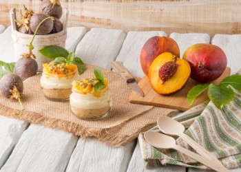 Dessert al cucchiaio con frutta di maggio: bicchieri, creme e strati da preparare in anticipo