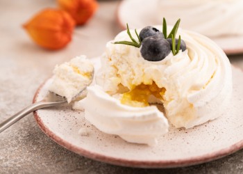 Pavlova e meringhe di maggio: come ottenere dolci leggeri, asciutti e scenografici