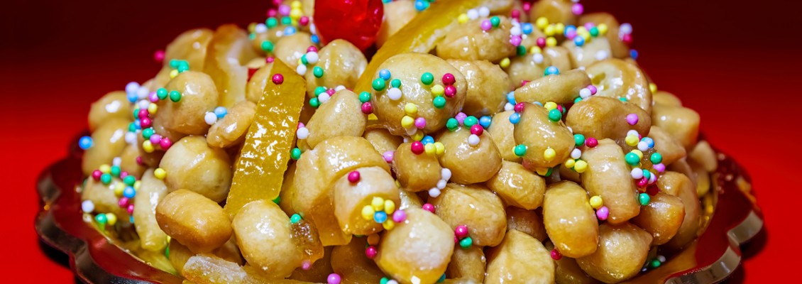 Struffoli napoletani: la tradizione dolciaria che incanta a Carnevale Struffoli napoletani: la tradizione dolciaria che incanta a Carnevale