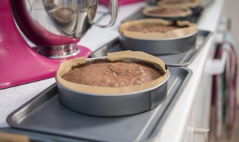 Quando la torta non si stacca dallo stampo: come preparare teglie e stampi prima della cottura