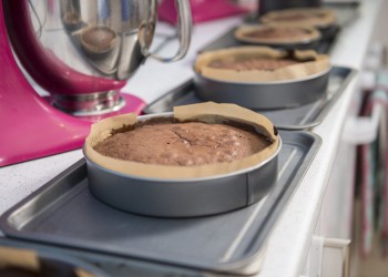 Quando la torta non si stacca dallo stampo: come preparare teglie e stampi prima della cottura